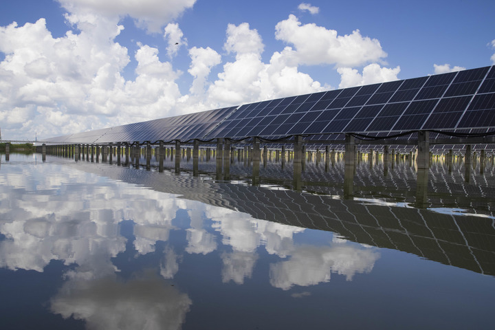 10.這(zhè)是7月21日拍攝的大慶油田星火水麵光伏示範工(gōng)程現場。.png 10.這是7月21日拍攝的(de)大慶油田星火水麵光伏示(shì)範工程現場。.png