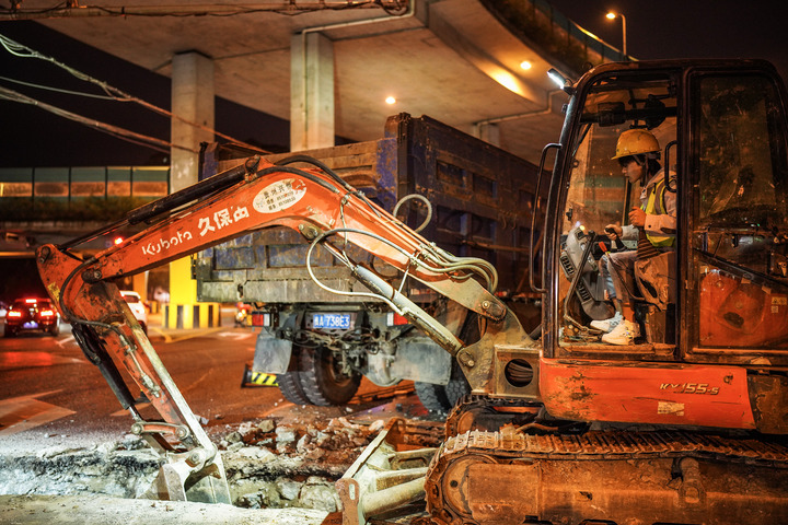 8.4月30日淩晨,工人在貴(guì)陽雲(yún)岩區大營(yíng)路危舊管道(dào)改造項目現場進行管溝路麵破碎作業。.png 8.4月30日淩晨,工人在貴陽雲岩(yán)區大營路危舊管道改造項目現場進行管溝路麵破碎作業。.png